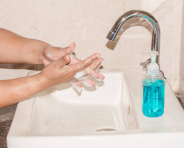 Higiene de las manos: prevención del virus Corona, manos limpias con jabón para lavarse las manos. Protección por lavado de manos con frecuencia
 - Foto, imagen