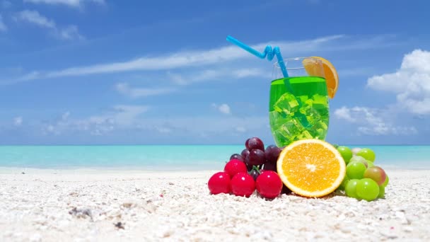 Κοκτέιλ με φρούτα στην παραλία. Φυσική σκηνή στην Τζαμάικα, Καραϊβική.  - Πλάνα, βίντεο