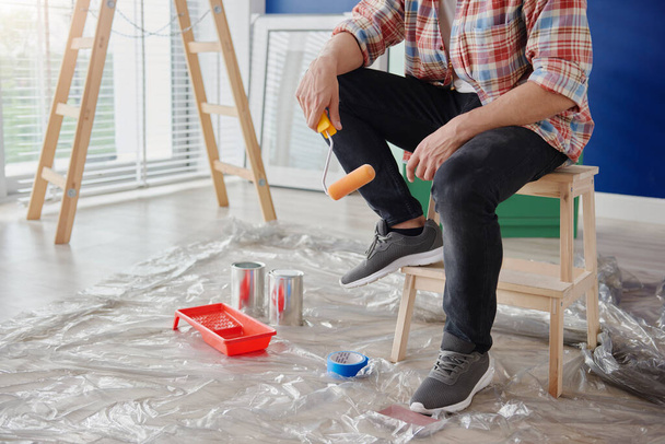 Unrecognizable man ready to paint a room - 写真・画像