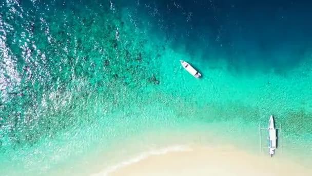 Kis fehér hajók a trópusi tengerparton. Nyári jelenet Balin, Indonéziában. - Felvétel, videó