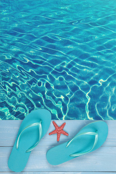 Blauwe zomerteenslippers, sandalen bij het zwembad, kopieerruimte, verticaal, bovenaanzicht - Foto, afbeelding