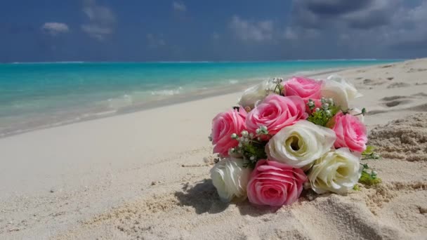 Bruidsboeket op het strand. Exotisch karakter van Dominicaanse Republiek, Caribisch gebied.  - Video