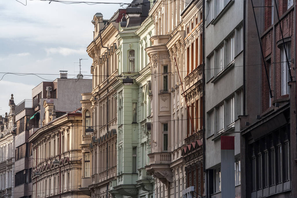 Julkisivu Vanhojen asuinrakennusten 19. vuosisadan kaupungin keskustassa Prahassa, Tsekin tasavallassa, käytetään majoitusta kiinteistömarkkinoilla
 - Valokuva, kuva