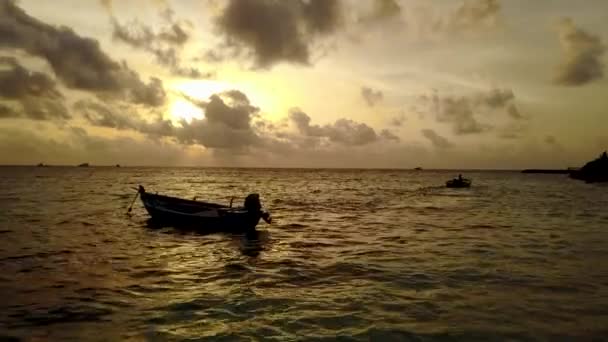 Drámai naplemente dokkoló hajókkal. Nyaralás a Maldív-szigeteken, Dél-Ázsia. - Felvétel, videó