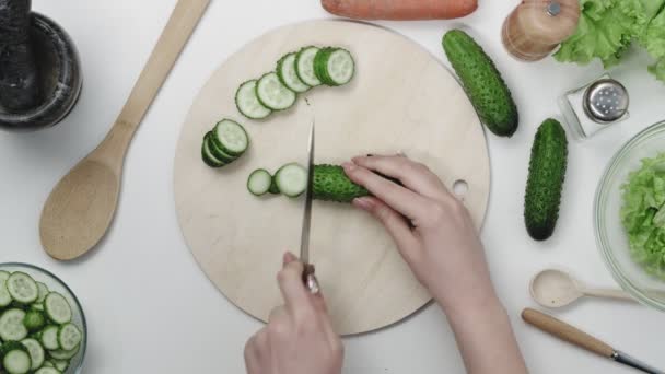 女性チーフ作るサラダ健康食品とまな板の上にキュウリのまな板キッチン. - 映像、動画