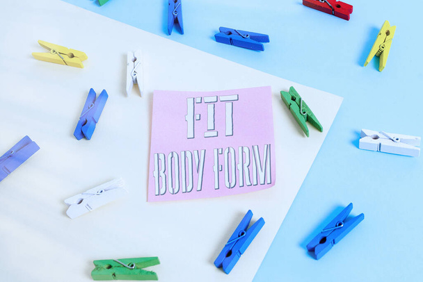Notatka z napisem "Fit Body Form". Prezentacja zdjęć biznesowych odnosi się do ciała, które idealnie dopasowują kształt i kontur kolorowy papier przypominający z żółtym niebieskim tle. - Zdjęcie, obraz