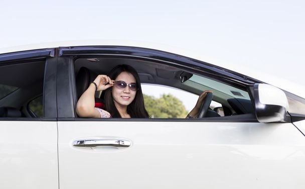 Giovane donna nella sua nuova auto sorridente
 - Foto, immagini