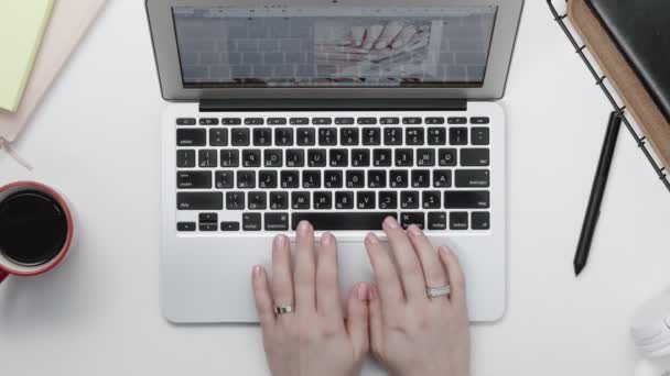 Weibliche Hände tippen am Laptop, trinken Kaffee. Tastatur tippt Hände. Freiberufler Arbeitsbereich Overhead POV-Ansicht - Filmmaterial, Video