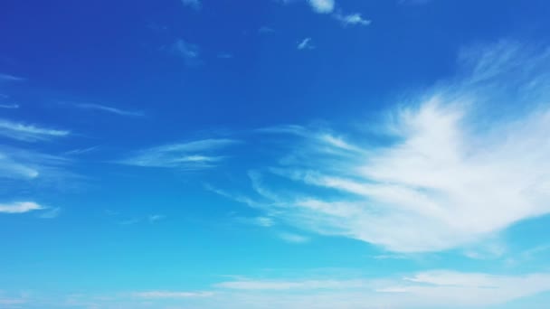 Beyaz bulutlu mavi gökyüzü doğal arka plan. Bali 'de yaz tatili. - Video, Çekim