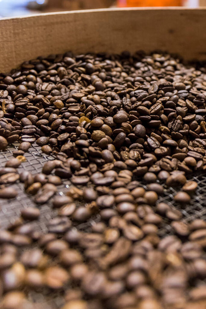 close-up de grãos de café recém-torrados
 - Foto, Imagem