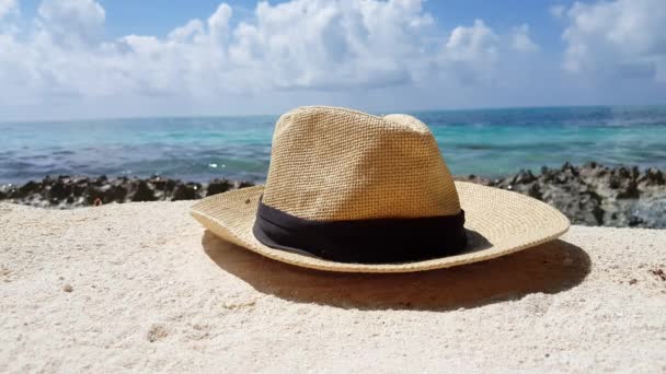 Chapeau de paille sur la plage. Paysage naturel d'Antigua. - Séquence, vidéo