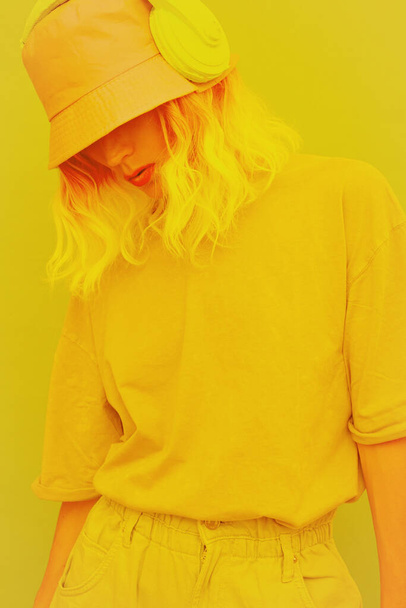 Fresh Summer Dj Girl. Monochrome Minimal design trends. Yellow aesthetic - Foto, afbeelding
