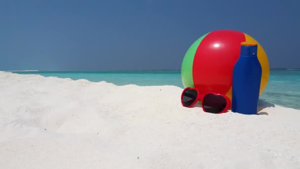 Felfújható labdajáték üveggel és napszemüveggel a tengerparton. Nyári tengerparti táj Maldív-szigeteken, Dél-Ázsiában. - Felvétel, videó