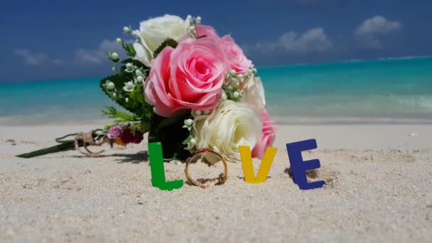 Szerelmes felirat jegygyűrűvel és menyasszonyi csokorral a tengerparton. Utazás Thaiföldre, Ázsiába. - Felvétel, videó
