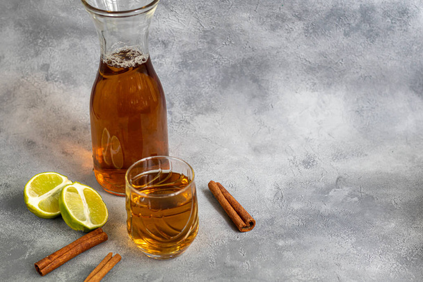 Kombucha oder Cider, fermentiertes Getränk auf grauem Hintergrund. Ein probiotisches gesundes Getränk ist Kombucha. Kopierraum - Foto, Bild