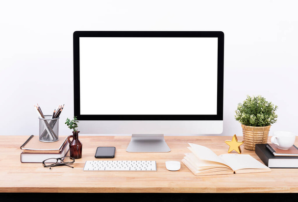 Макет Простой экран настольный компьютер и украшения на деревянном столе и белом фоне стены
. - Фото, изображение