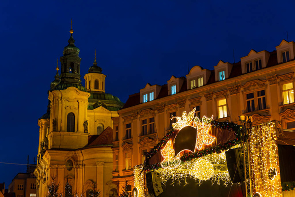 Choinka na Rynku Starego Miasta w Pradze, Czechy - Zdjęcie, obraz