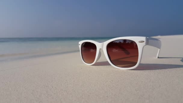 Γυαλιά ηλίου στην ακτή του ωκεανού. Εξωτικό τοπίο της Χαβάης, ΗΠΑ. - Πλάνα, βίντεο