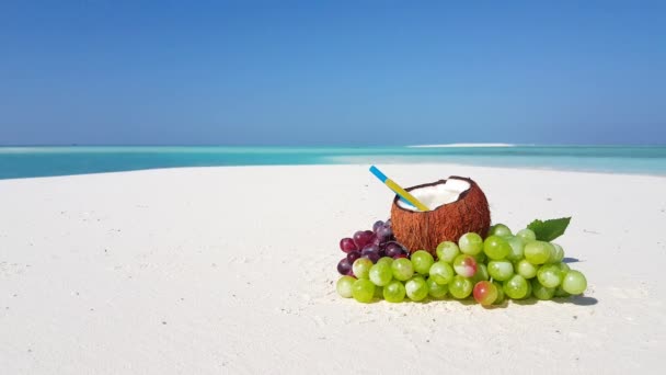 Bebida de coco en la playa. Naturaleza idílica de Bali. - Metraje, vídeo