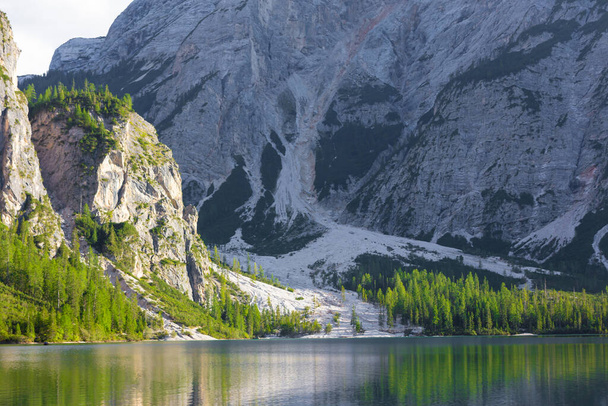 Zicht op Lake Braies op de Italiaanse Dolomieten. - Foto, afbeelding