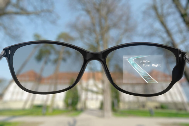 Application de cartes montrant sur l'objectif de lunettes intelligentes
 - Photo, image