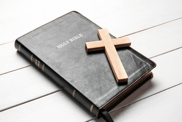 Bible svatá a kříž na bílém dřevěném pozadí - Fotografie, Obrázek