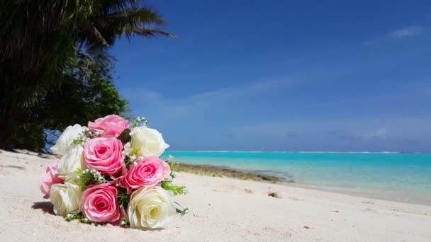 島の海岸にブライダル花束。カリブ海のバルバドスへの熱帯旅行.   - 映像、動画