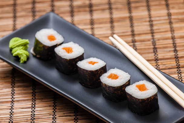 Ιαπωνικό σούσι, θέα στο σούσι, ό, τι μπορείς να φας. - Φωτογραφία, εικόνα