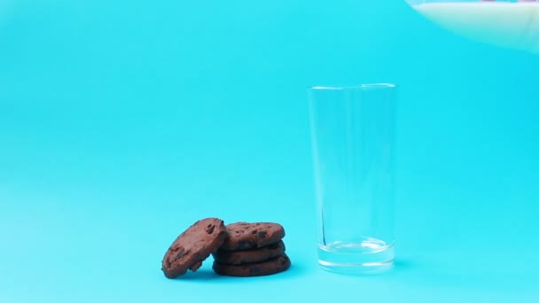 Dip american chocolate cookie in milk. Closeup view. Tasty sweet food - Imágenes, Vídeo