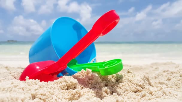 Plastic speelgoed op het strand. Idyllisch karakter van Bali. - Video