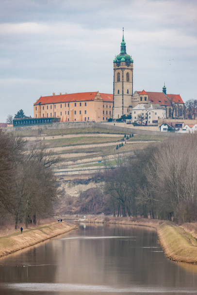 Panoramisch uitzicht op Melnik, de prachtige historische stad in de buurt van Praag, Tsjechië bij de samenvloeiing van rivieren Vltava en Labe. - Foto, afbeelding