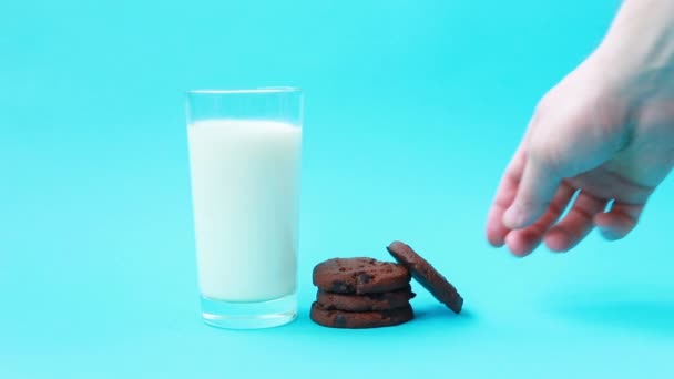 Dip american chocolate cookie in milk. Closeup view. Tasty sweet food - Séquence, vidéo