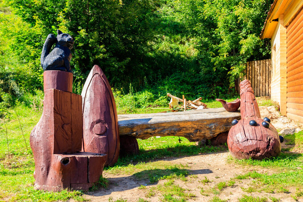 Escultura de madera de la maza del héroe épico Ilya Muromets en Karacharovo pueblo cerca de Murom, Rusia
 - Foto, Imagen
