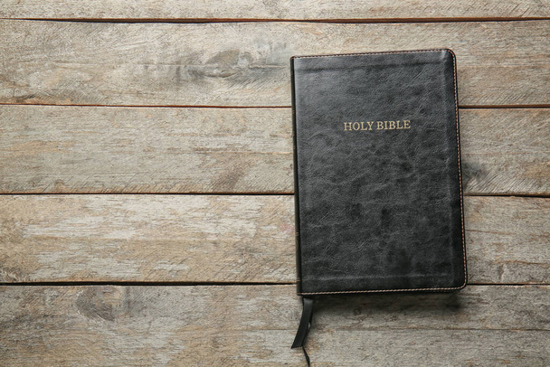 Священная Библия на деревянном фоне - Фото, изображение