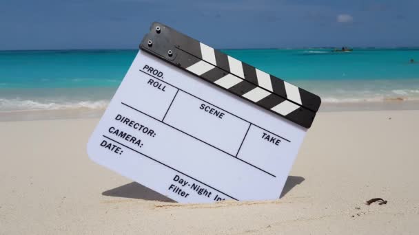 Clapboard na plaży do filmowania. Egzotyczne wakacje na Bali, Indonezja. - Materiał filmowy, wideo