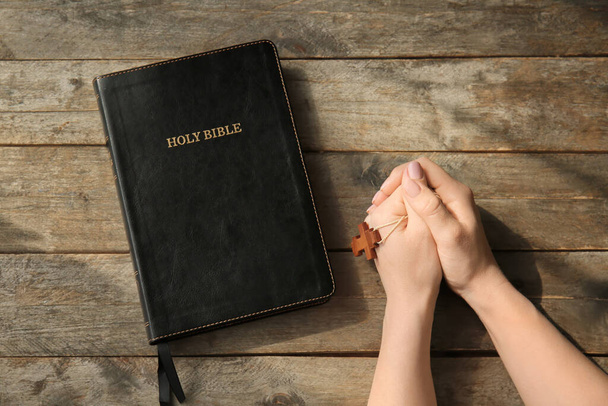 Bible svatá na stole modlící se ženy - Fotografie, Obrázek