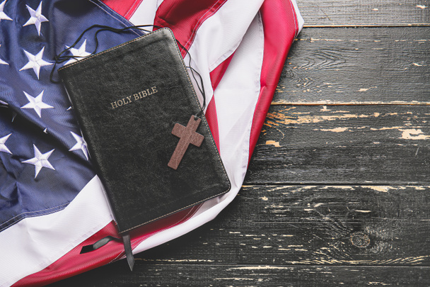 Heilige Bibel, Kreuz und USA-Flagge auf Holzgrund - Foto, Bild