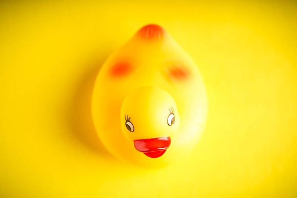 Sarı arkaplanda sarı plastik ördek - Fotoğraf, Görsel