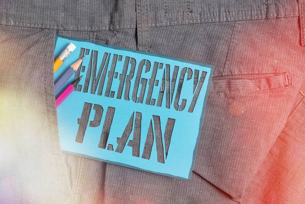 緊急計画を示す概念的な手書き。危険を冒して労働者が何をすべきかを説明するビジネス写真ズボンのポケットに機器と青のメモ用紙を書く. - 写真・画像