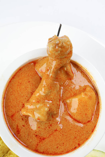 Snack food tradicional malaio Roti Jala servido com frango de caril com batata em placa de cerâmica branca e tigela
 - Foto, Imagem