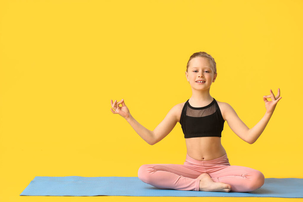 Menina praticando ioga no fundo de cor
 - Foto, Imagem