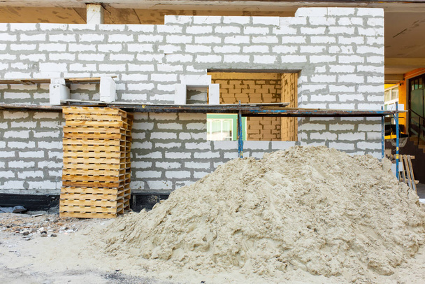 Construction of foam concrete blocks. Expansion of the room - Foto, Bild