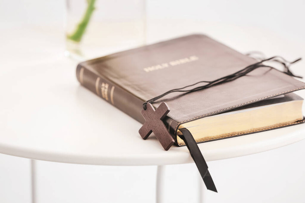 Sainte Bible sur la table dans la chambre
 - Photo, image