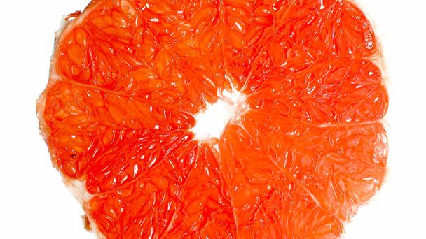 Фотография крупным планом красного оранжевого или грейпфрутового ломтика на белом фоне. Абстрактный фон экзотических тропических фруктов и ягод
 - Фото, изображение