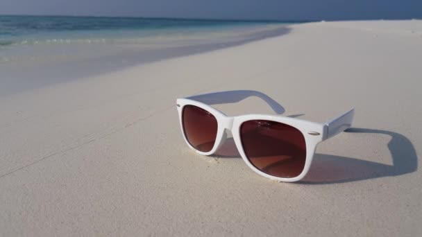 Die Sonnenbrille am Strand aus nächster Nähe. Sommerparadies in Jamaika, Karibik.  - Filmmaterial, Video