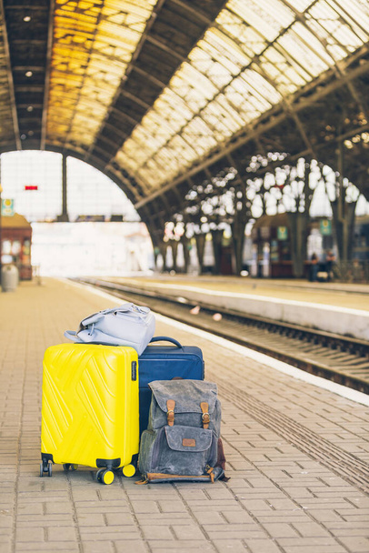 鉄道駅のホームコピースペースでのバッグやスーツケースの見方 - 写真・画像