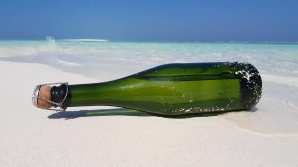 Μπουκάλι σαμπάνιας σε λευκή άμμο στην ακτή του παραδείσου. Καλοκαιρινές διακοπές στις Μαλδίβες. - Πλάνα, βίντεο