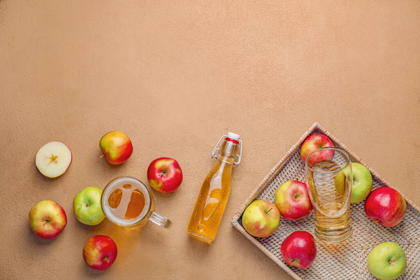 Σύνθεση με φρέσκο μηλίτη μήλου σε φόντο χρώματος - Φωτογραφία, εικόνα