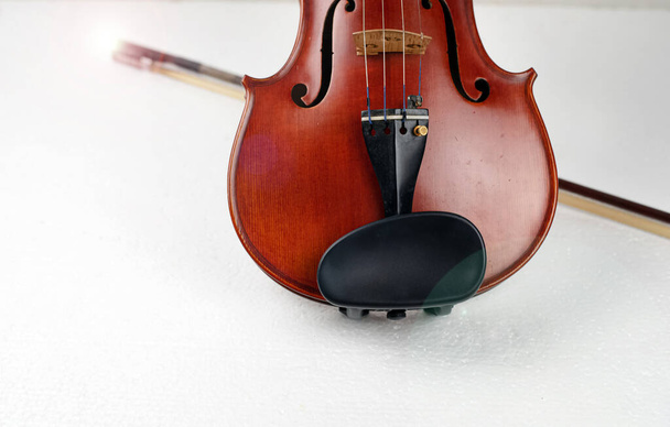 Face avant du violon placée devant un arc flou, sur fond
 - Photo, image