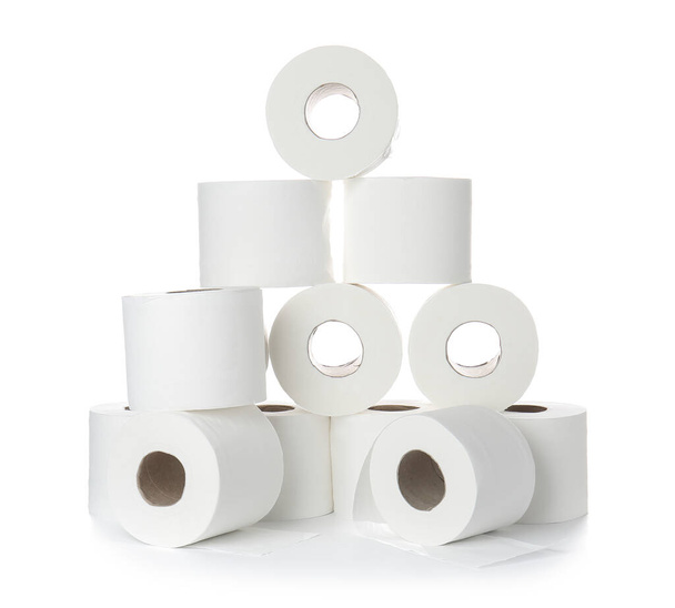 Рулоны туалетной бумаги на белом фоне - Фото, изображение